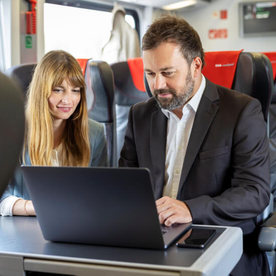 Zwei Personen im Zug mit Laptop | © ÖBB/Harald Eisenberger 